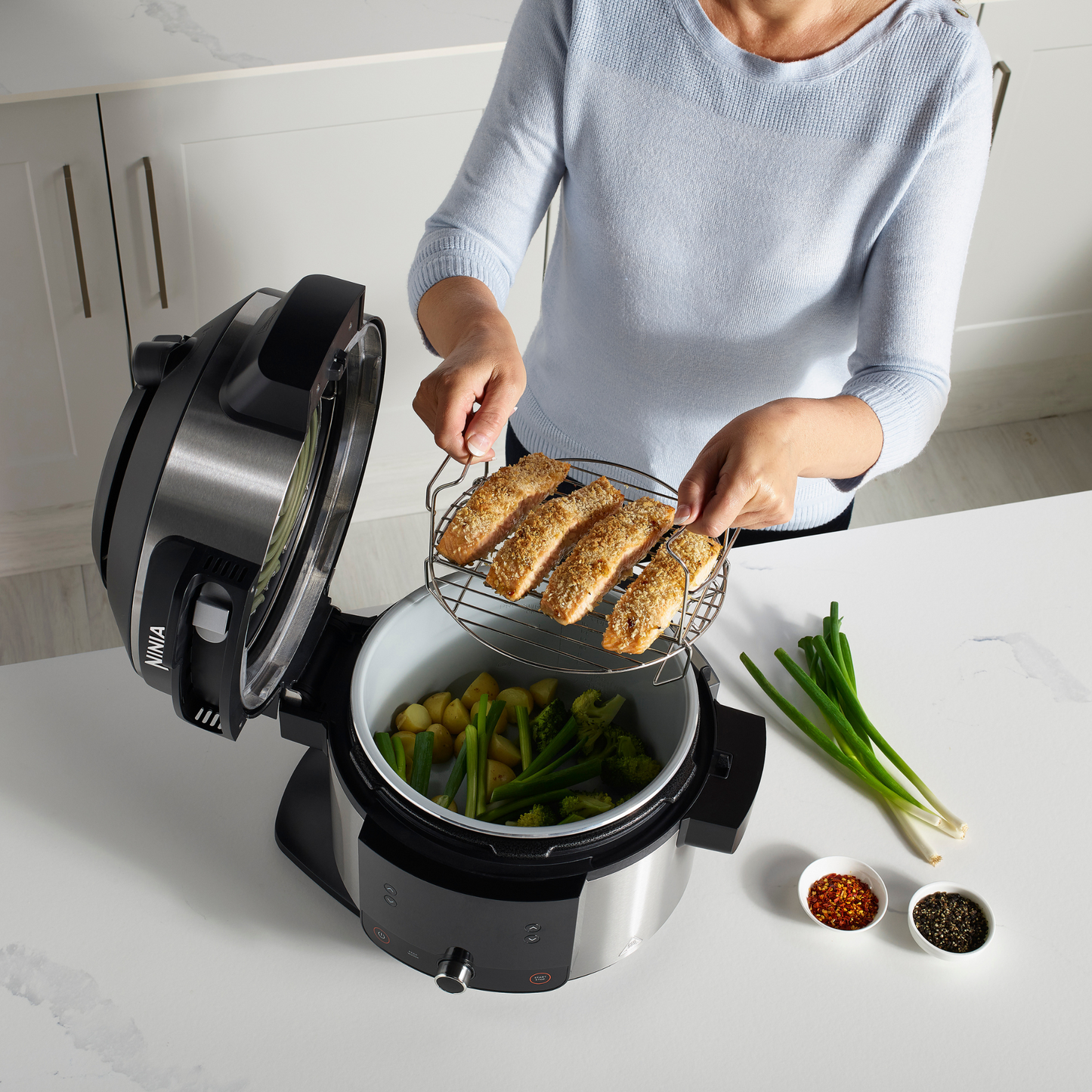 Ninja Foodi 11-in-1 SmartLid Multi-Cooker 6L OL550UK