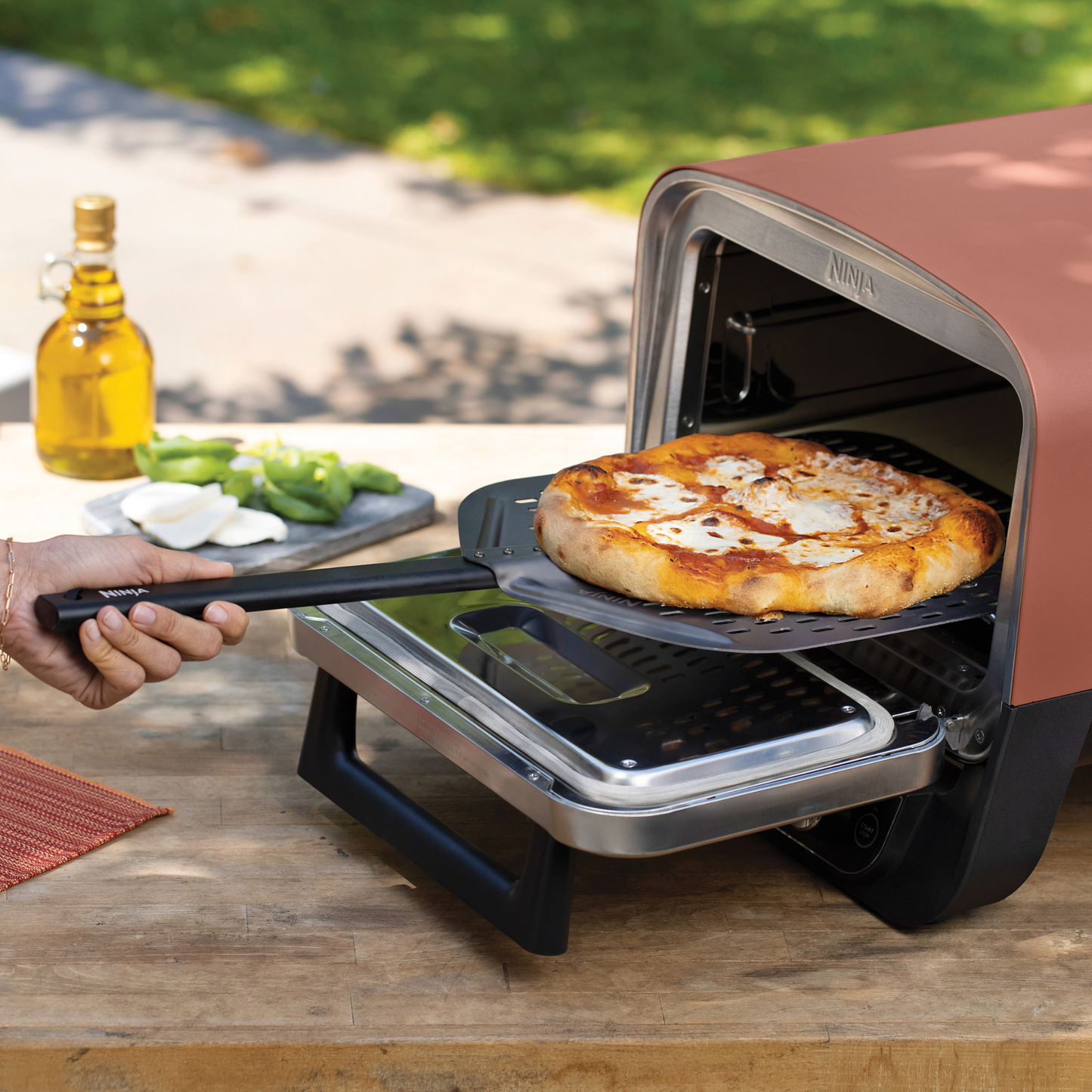 Ninja Woodfire Electric Outdoor Oven, Artisan Pizza Maker and BBQ Smoker OO101UK
